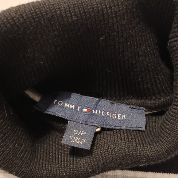 4/$80 Tommy Hilfiger Turtleneck - Size Small - Picture 8 of 9